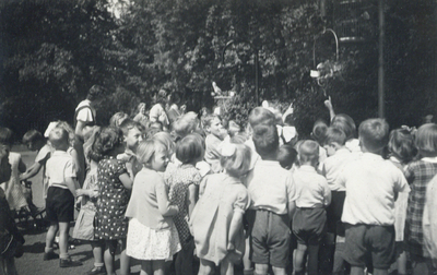 502116 Afbeelding van, vermoedelijk, een uitstapje van kinderen van de Fröbelschool Ondiep 63 te Utrecht naar het ...